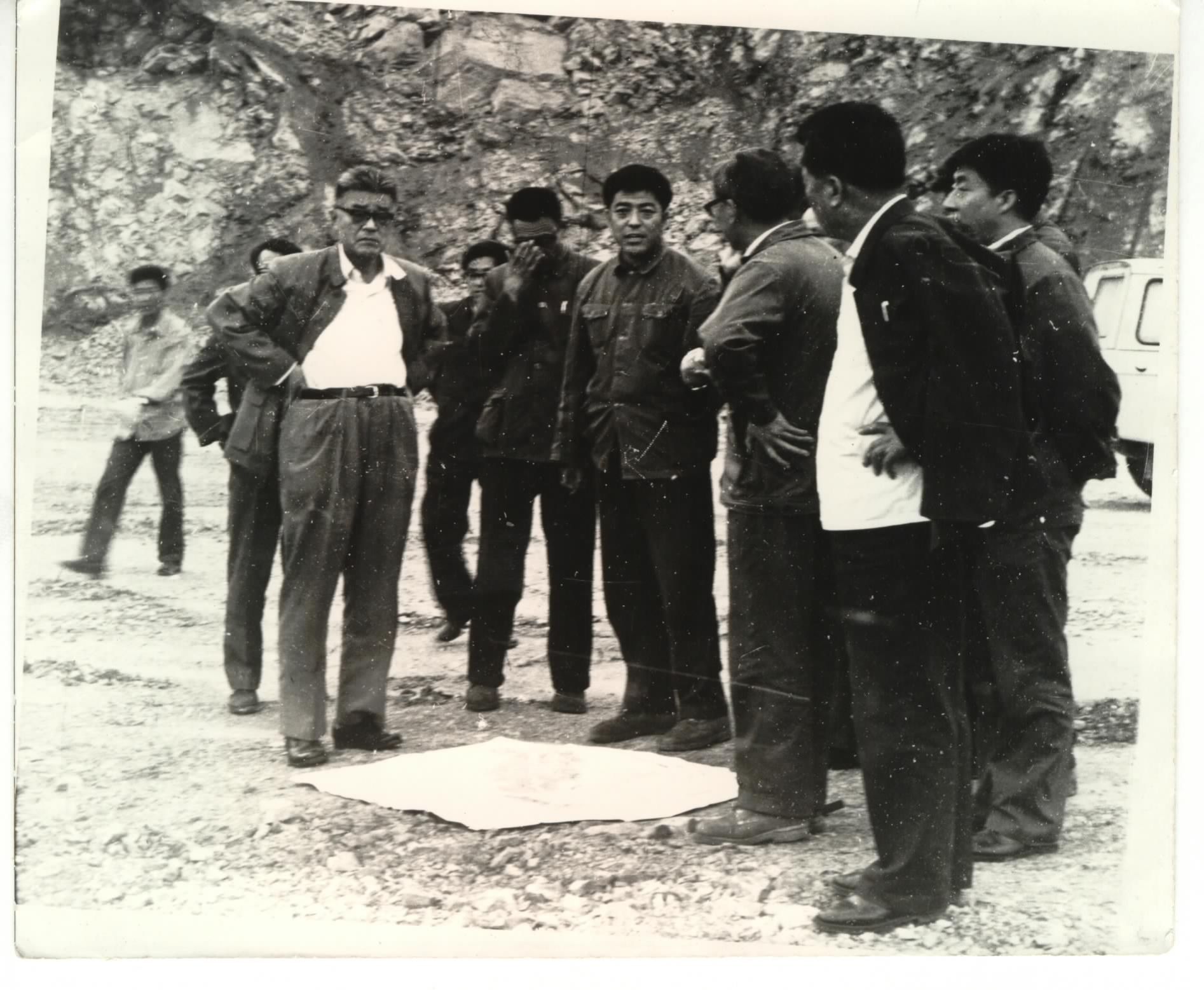 李四光与我校专家一起研究地质找矿问题